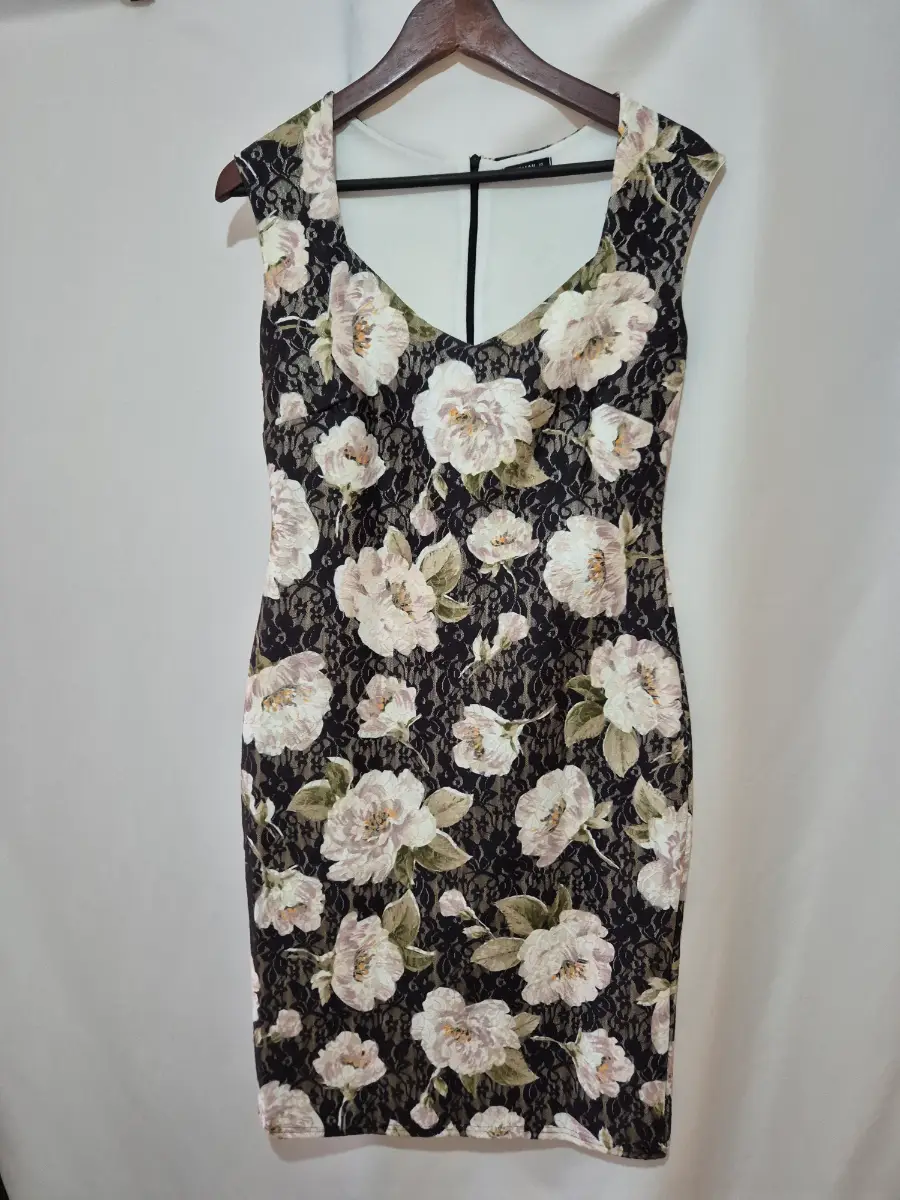 Roman Pencil Black Floral Dress Women's size 10 Lace Detail Midi Wedding Party