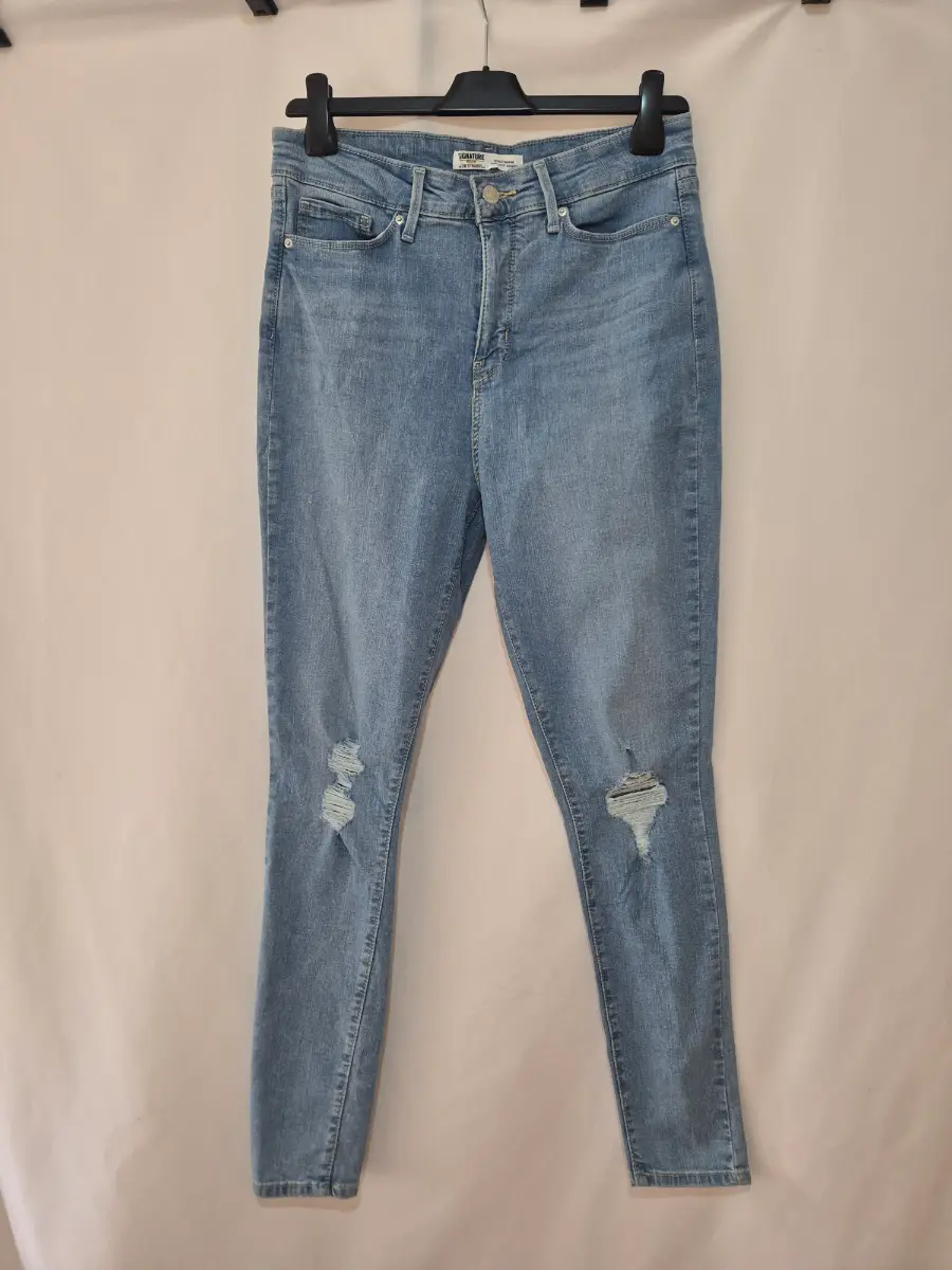 Levi's Signature Strauss Totally Shaping High Rise Skinny size 8 (29 x 30) Light Blue