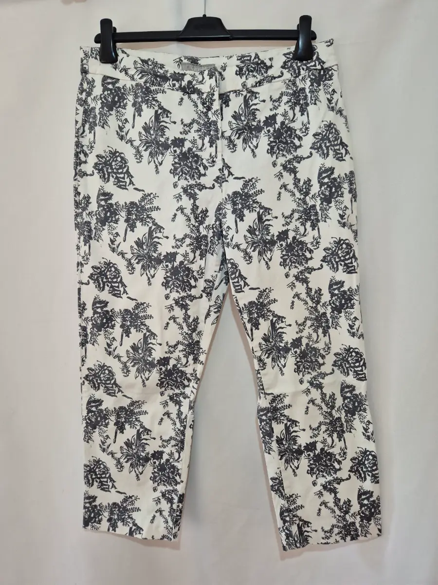 Women's Yarra Trail Y2K Floral Cropped  Trousers size 14 (34 x 23) White/Black Floral Print