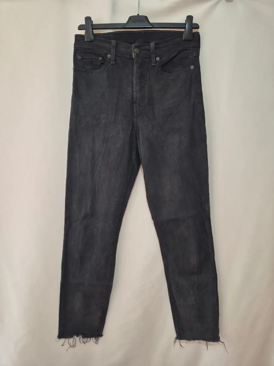 Levi's Straight Leg Jeans size 8 (28 x 29) Black Frayed Hem High Rise