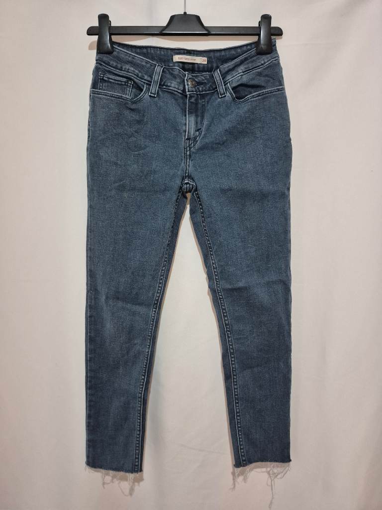 Women's Levi's 535 Super Skinny Cropped Jeans size 8 (28 x 23) Storm Blue Frayed Hem
