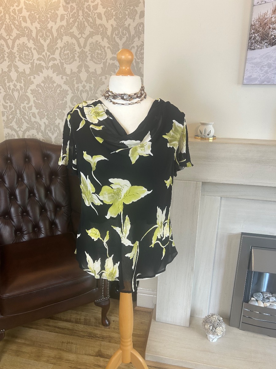 Ladies Top Size 22 From Roman