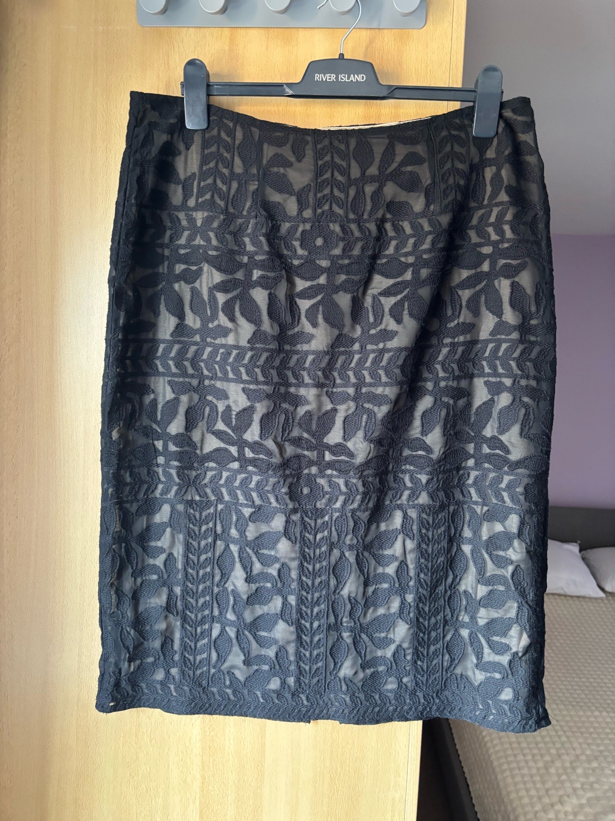 Monsoon Black Embroidered Mesh Overlay Pencil Skirt Size UK 16 Nude Lining