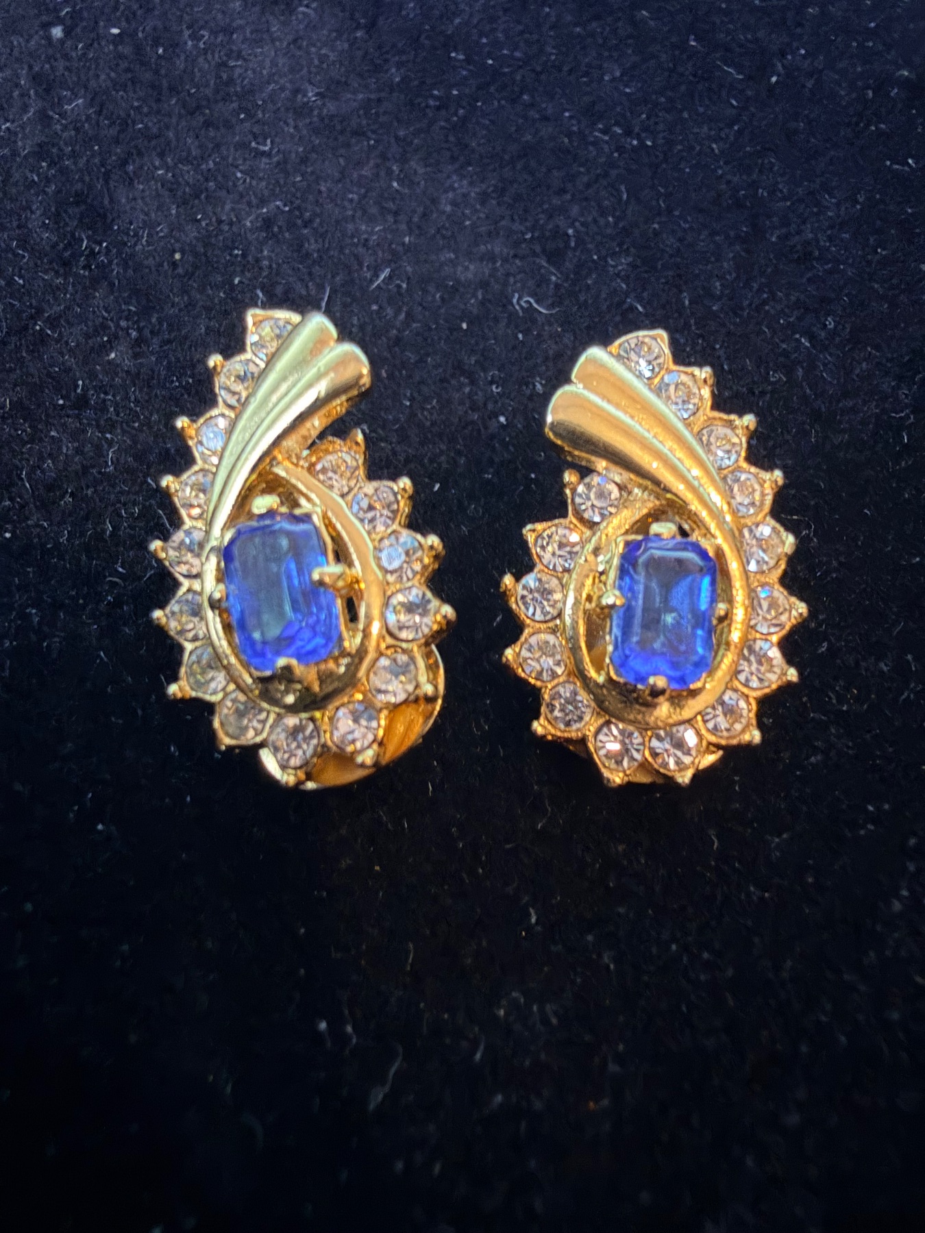 Clip on Stunning gold‑tone statement earrings featuring a deep blue centre stone