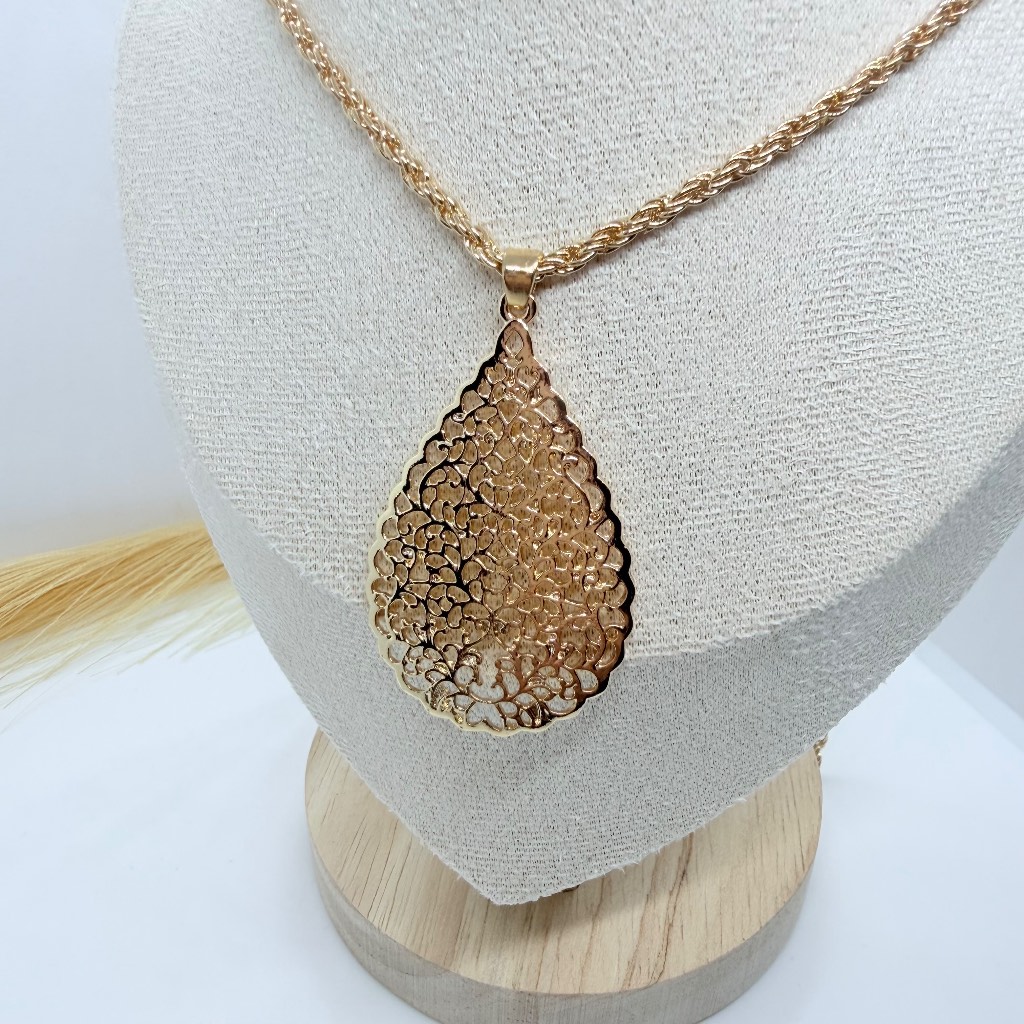 Gold Filigree Teardrop Pendant Necklace Elegant Fashion Jewelry