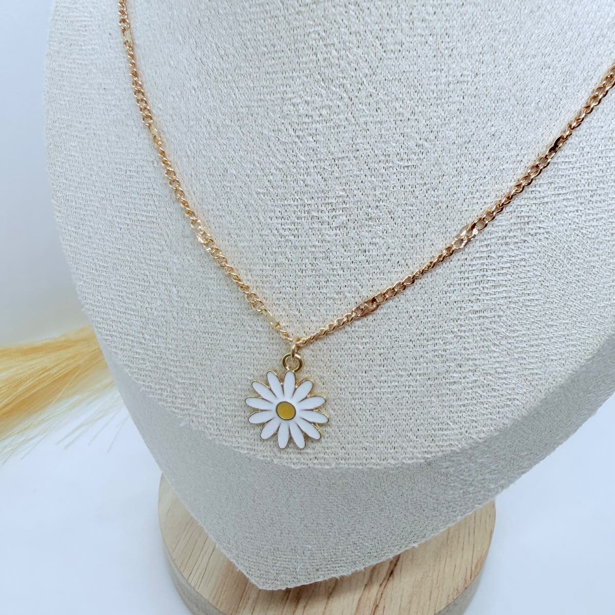 Gold Tone Daisy Flower Necklace White Enamel Pendant Floral Jewellery