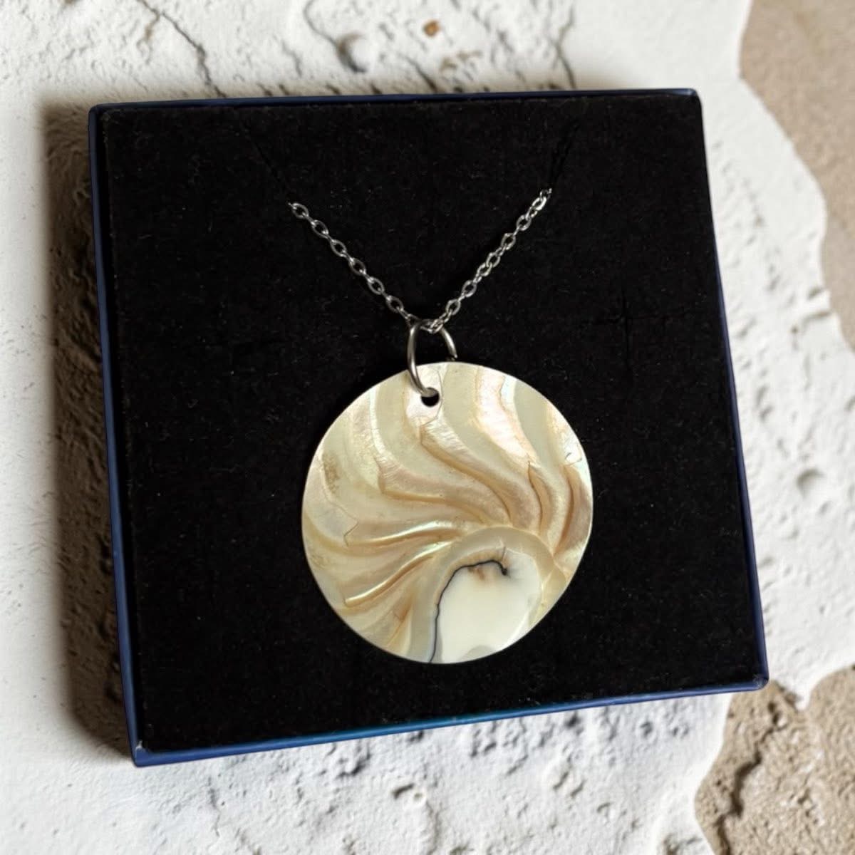 Handmade 925 sterling silver chain necklace mother of pearl etched disc pendant