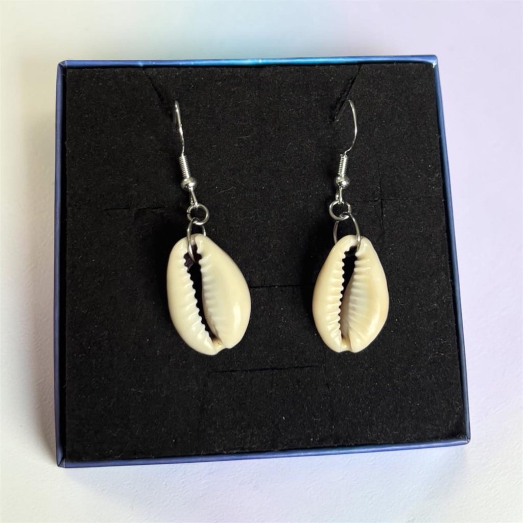 Handmade 925 sterling silver hook earrings cowrie shell pendants