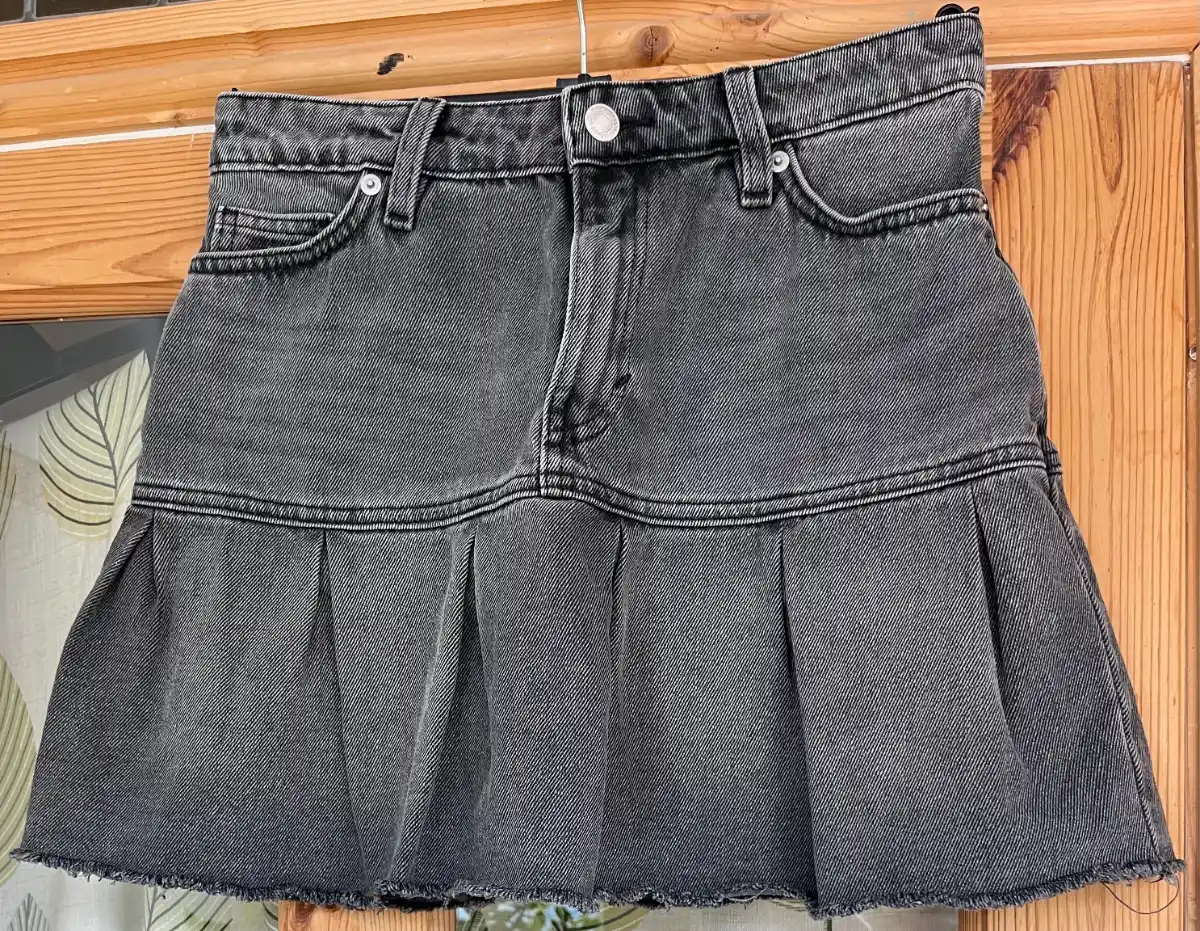 Monki Washed Grey Pleated Denim Mini Skirt Raw Hem Drop Waist EU 36 UK 8 in VGC