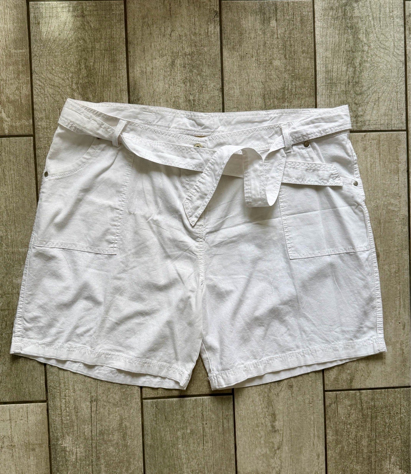 Ladies TU linen blend short white size 22 excellent condition