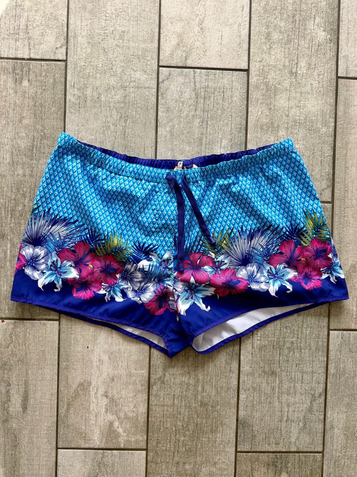 Ladies mantaray blue shorts size 18