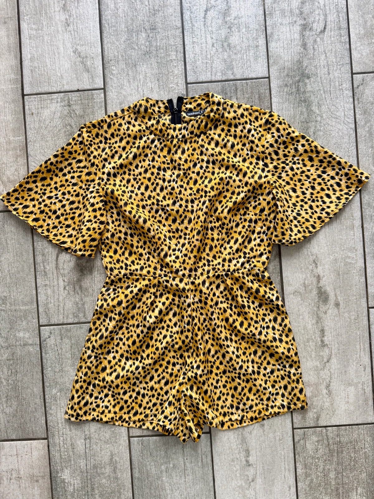 Ladies boohoo petit leopard print playsuit size 6