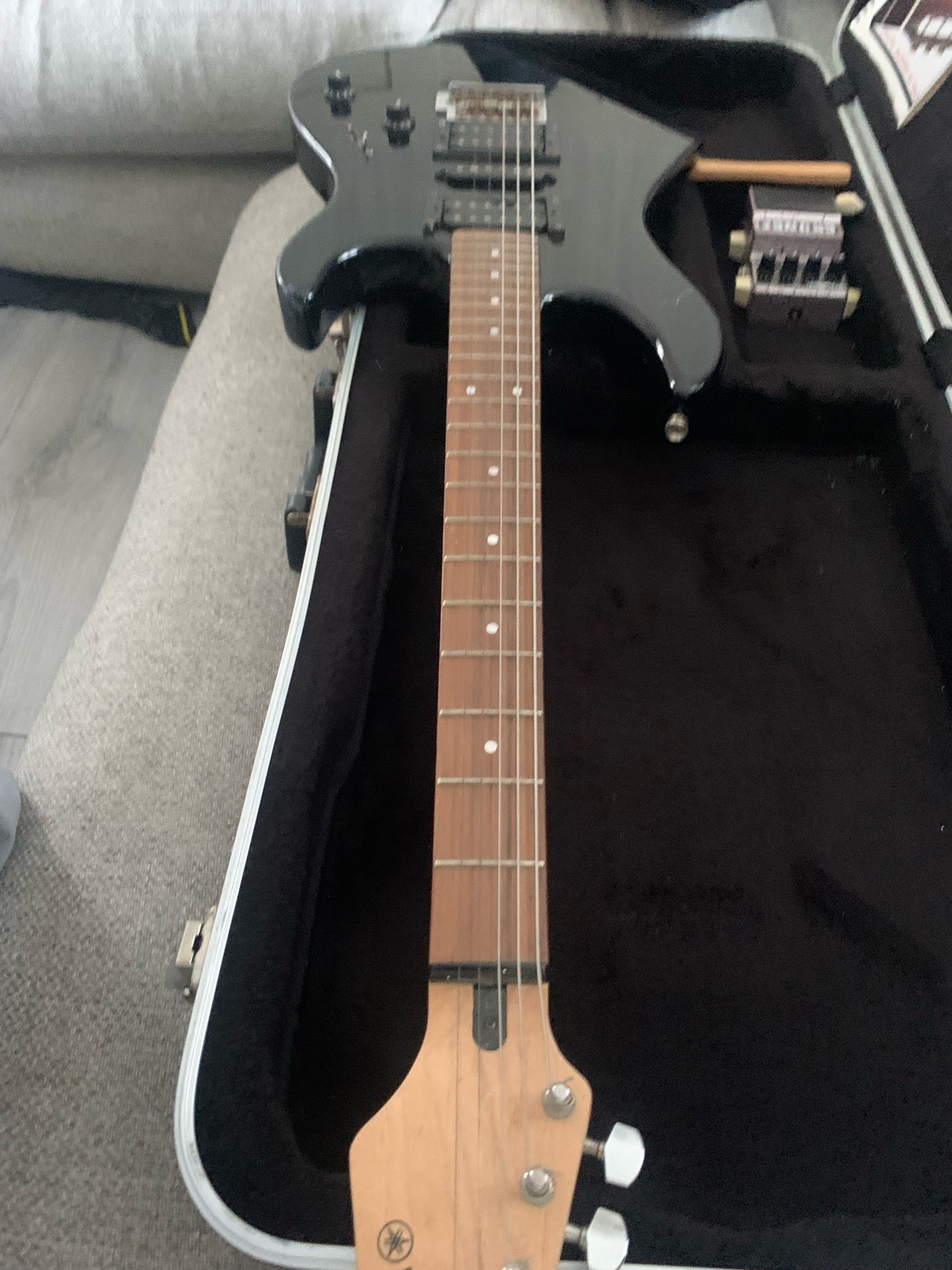 Yamaha erg 121 electric guitar in hard case