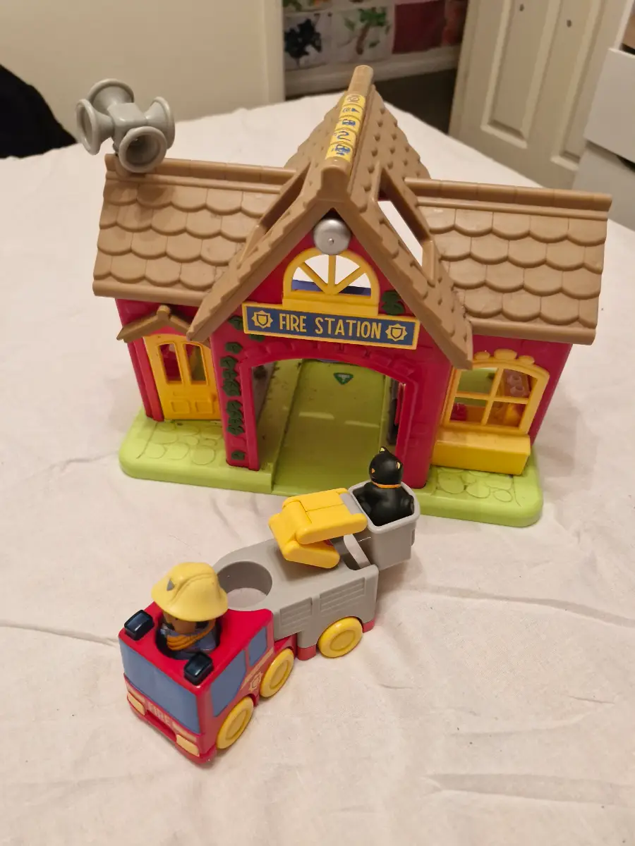 Happyland elc fire station playset