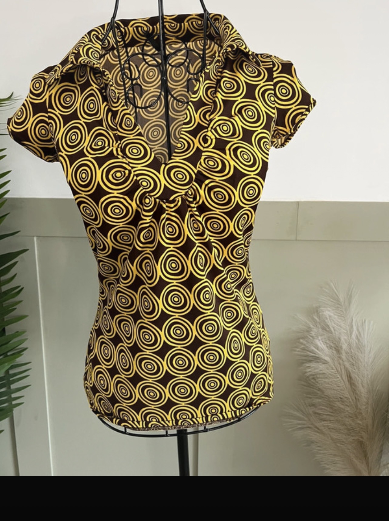 Stunning eyecatching vibrant yellow/ black cap sleeve top