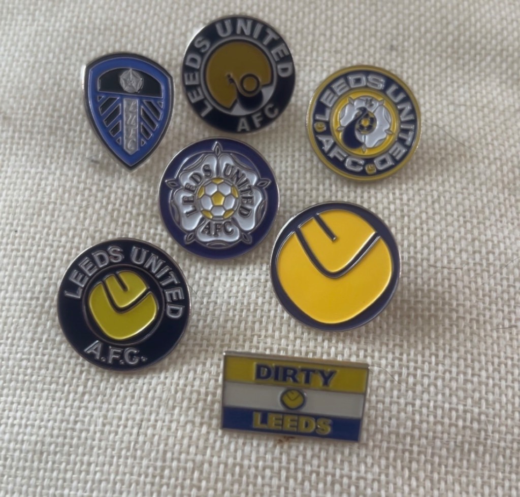 7 Leeds united pin badges - new