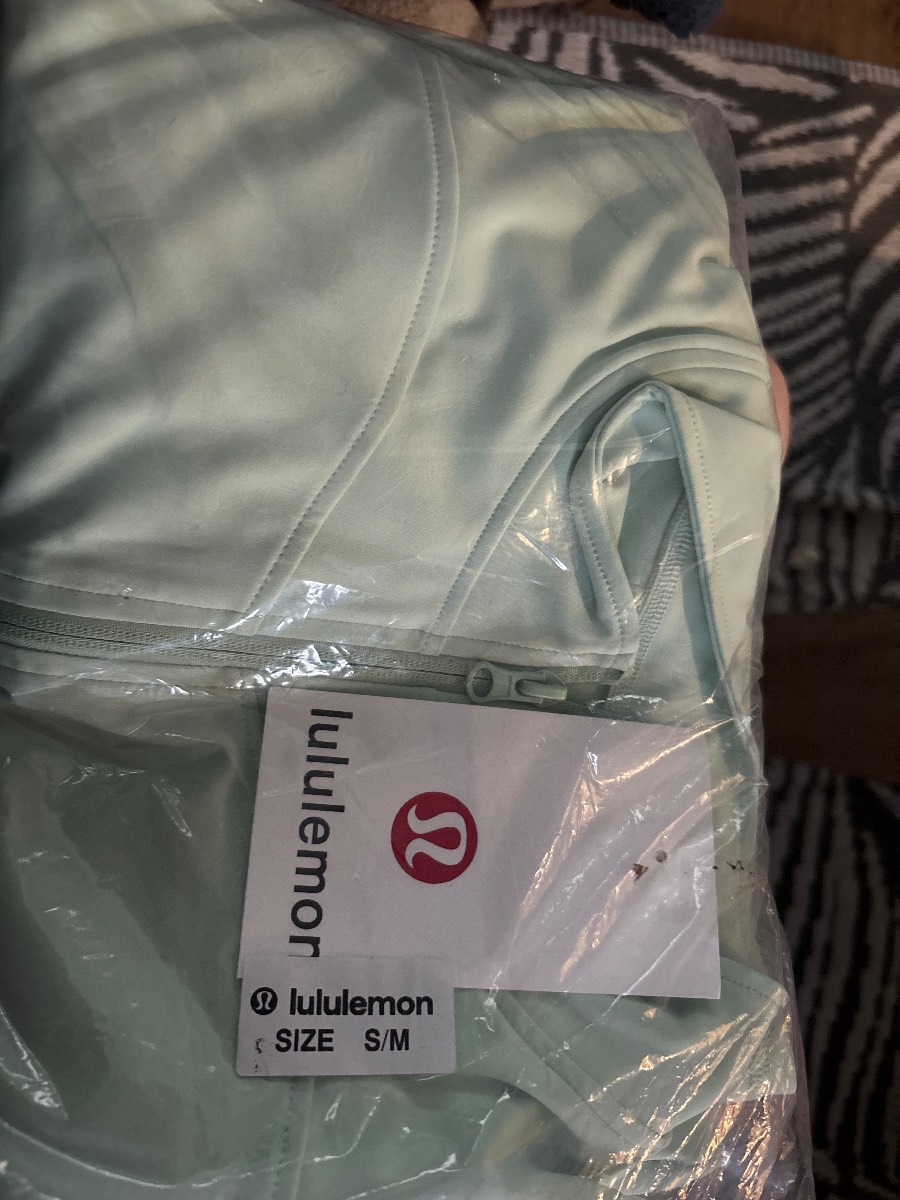 Lululemon in mint