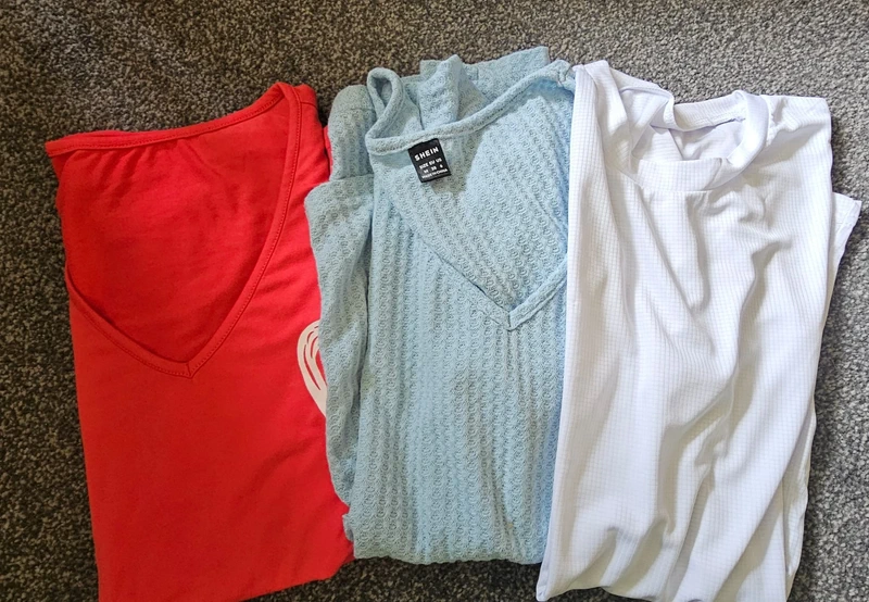 🥰🥰Bundle of 3 ladies short sleeved tops size M, red heart, plain white, waffle blue peplum