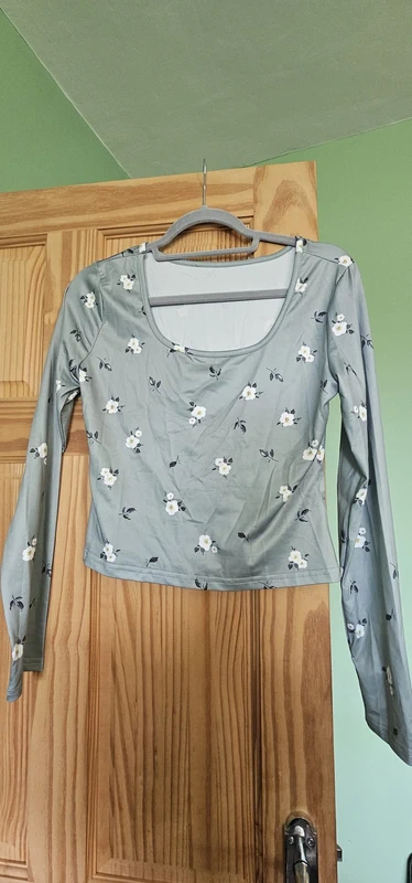 🥰🥰Brand new sage green cropped long sleeve floral print top Size M