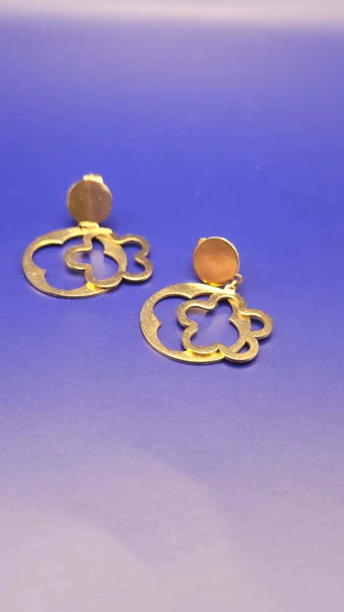 Gold tone stud flower earrings
