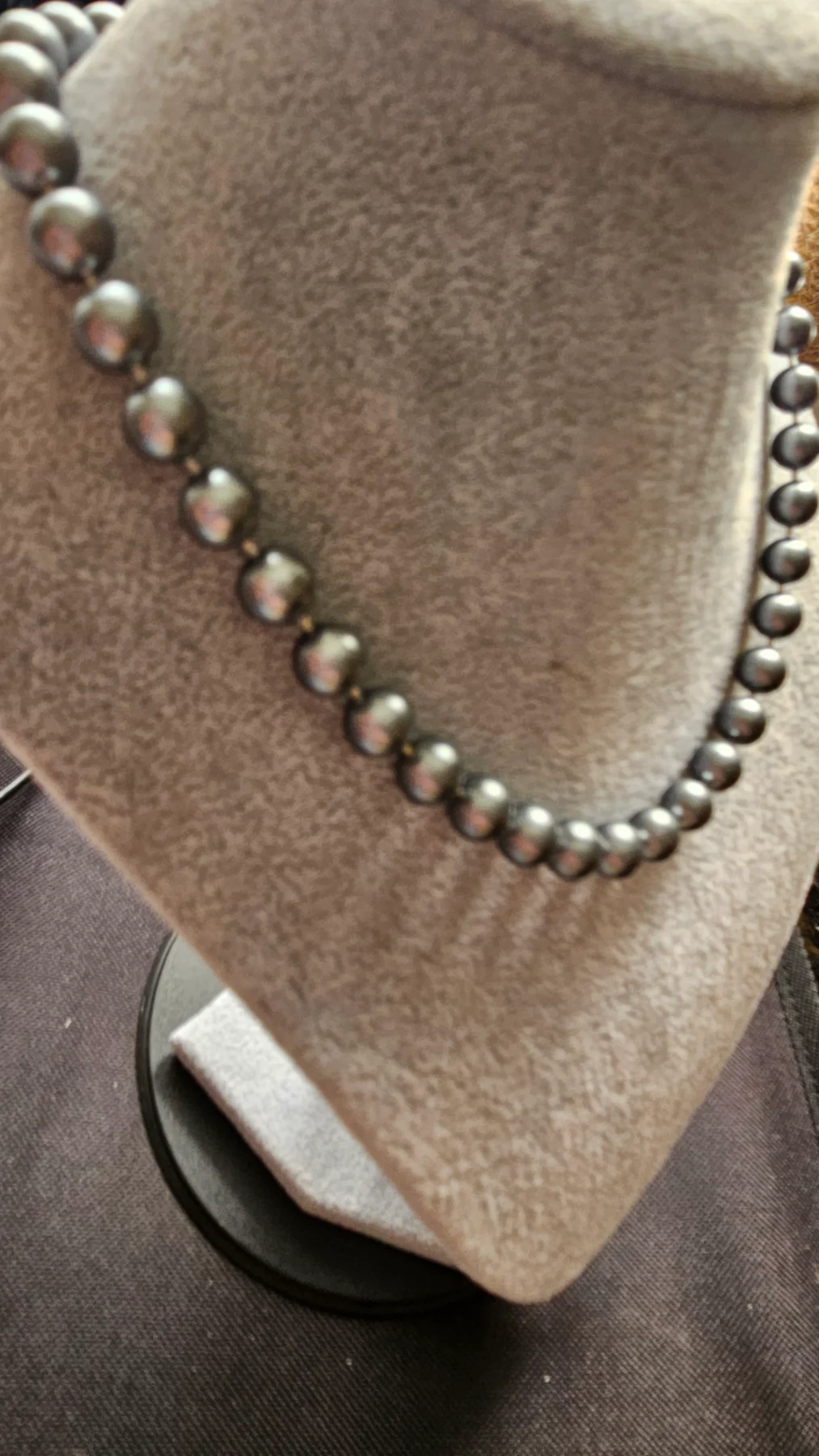 Timeless grey faux pearl shorts necklace