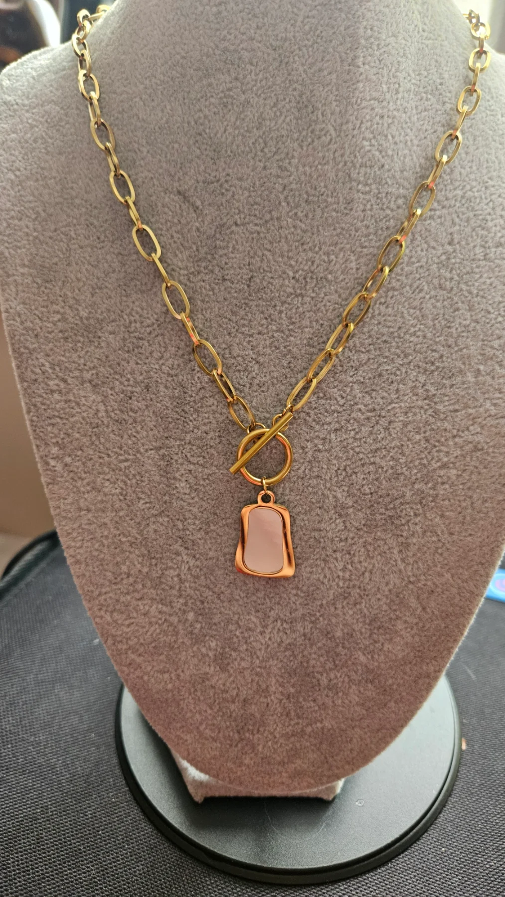 Modern necklace with mother of pearl pendant in gold tone