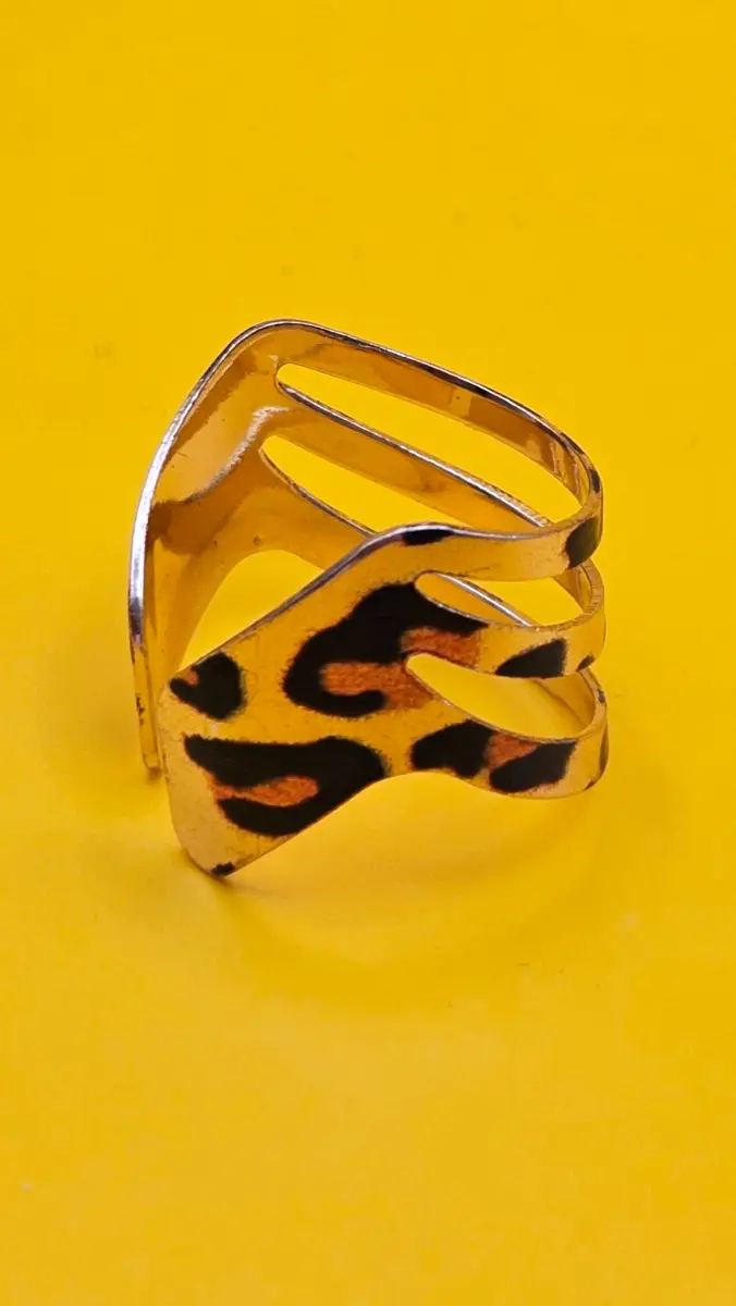 Leopard print open ring in gold tone