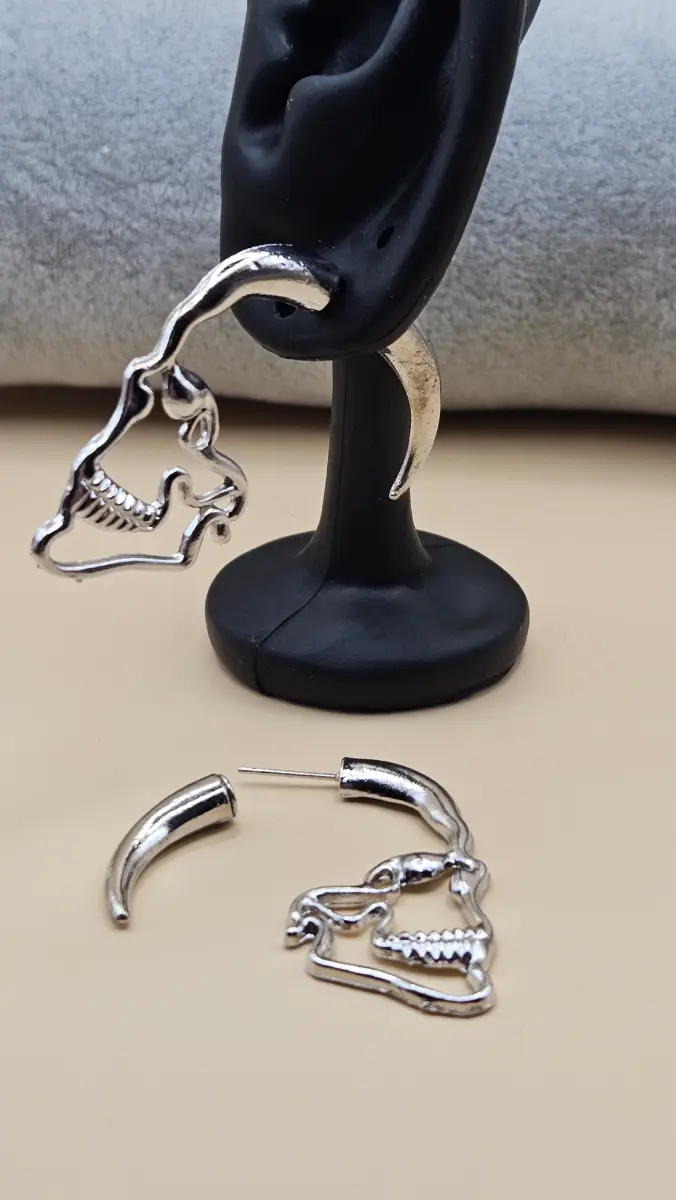 Gothic skull stud earrings in silver tone