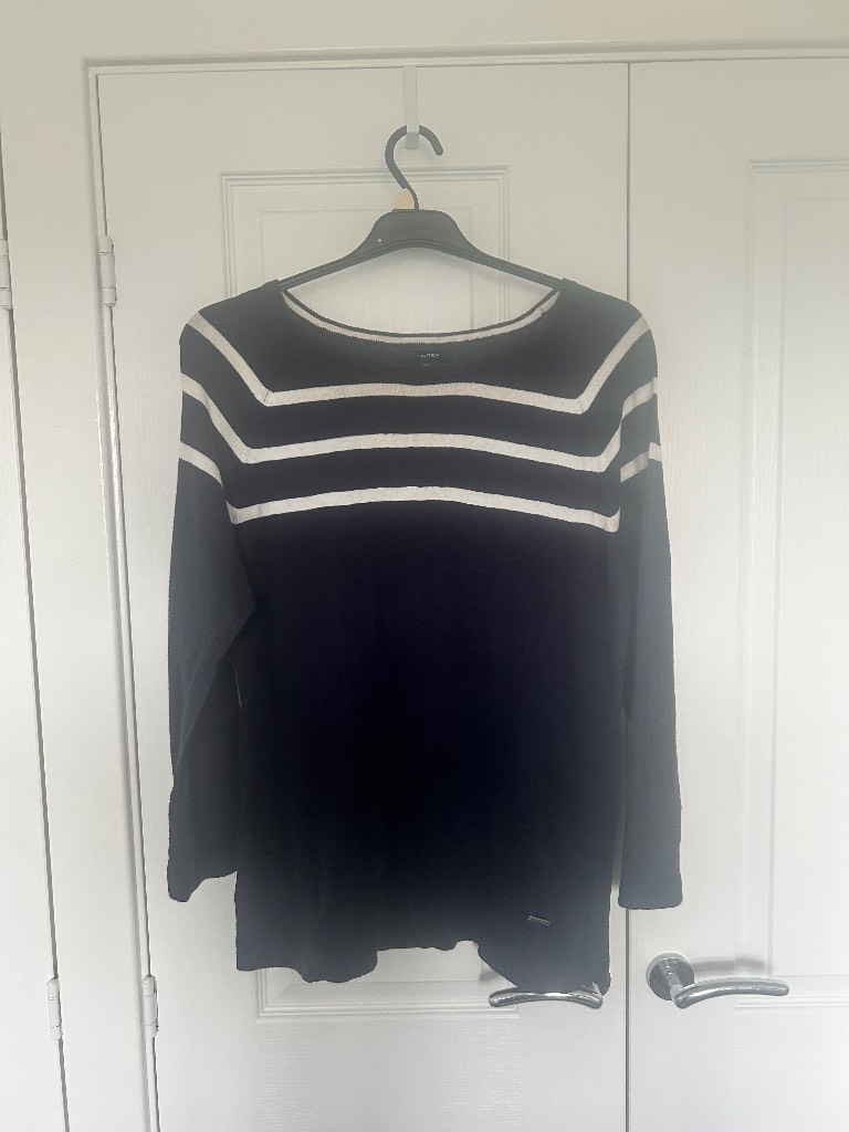 Navy 3/4 sleeved jumper top by nautica in size large
