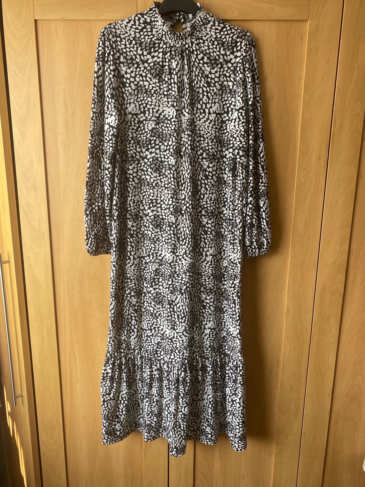 Papaya Ladies Black/Grey/White Dress, size 10, easy care