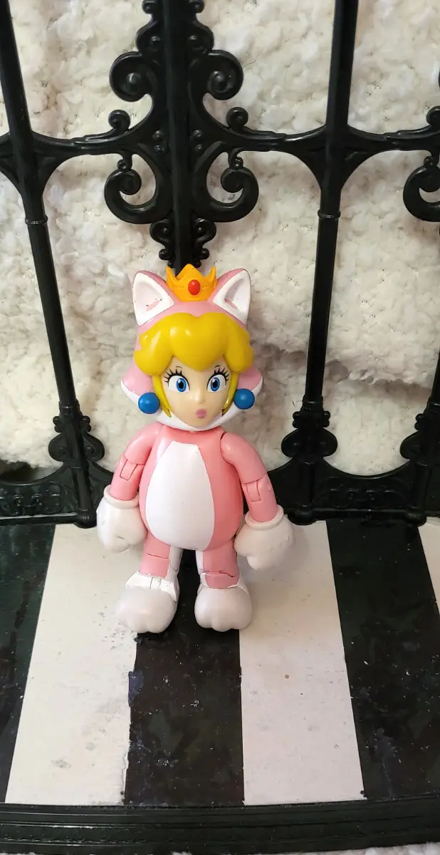 Super Mario Princess Peach Cat Figure