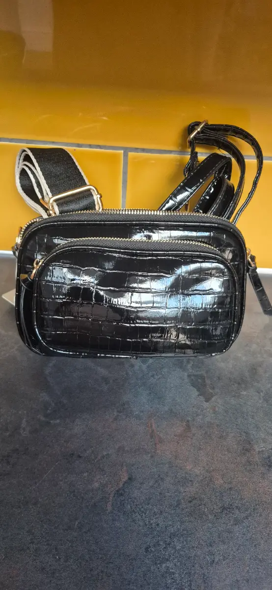new black patent cross body bag with 2 detatchable straps