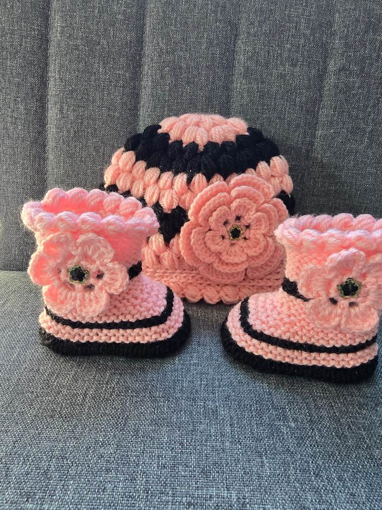 Handmade knitted baby girl booties with hat 0-3Months