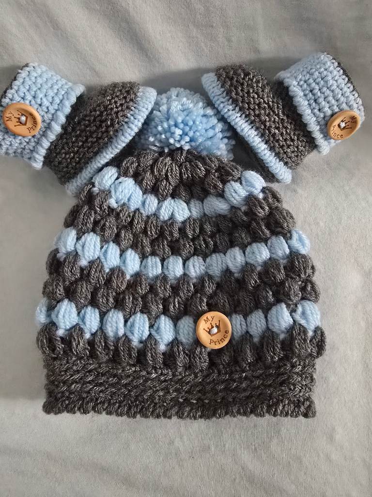 Handmade crochet baby boys hat with booties 0-3Months