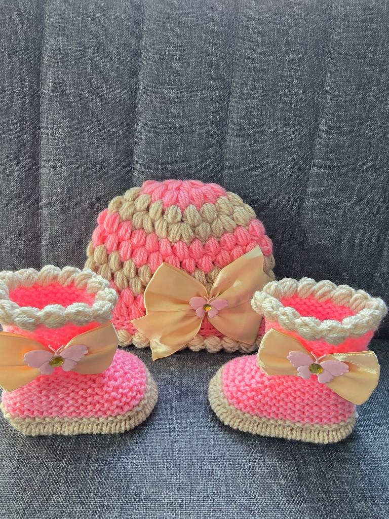 Handmade crochet baby girl booties with hat 0-3Months