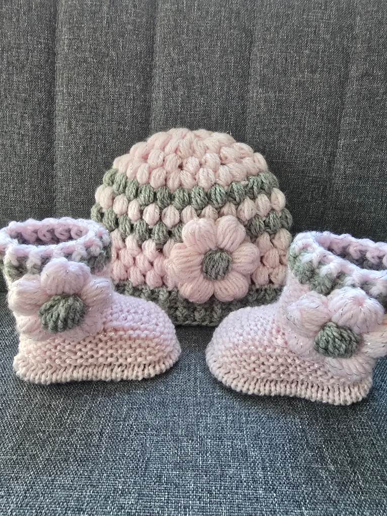 Handmade knitted baby girl booties with crochet hat 0-3Months