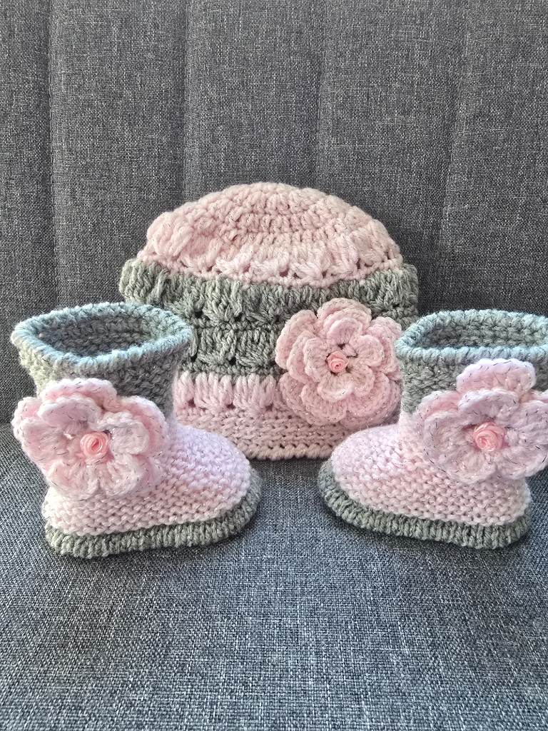Hand crochet knitted baby girl booties with hat 0-3Months
