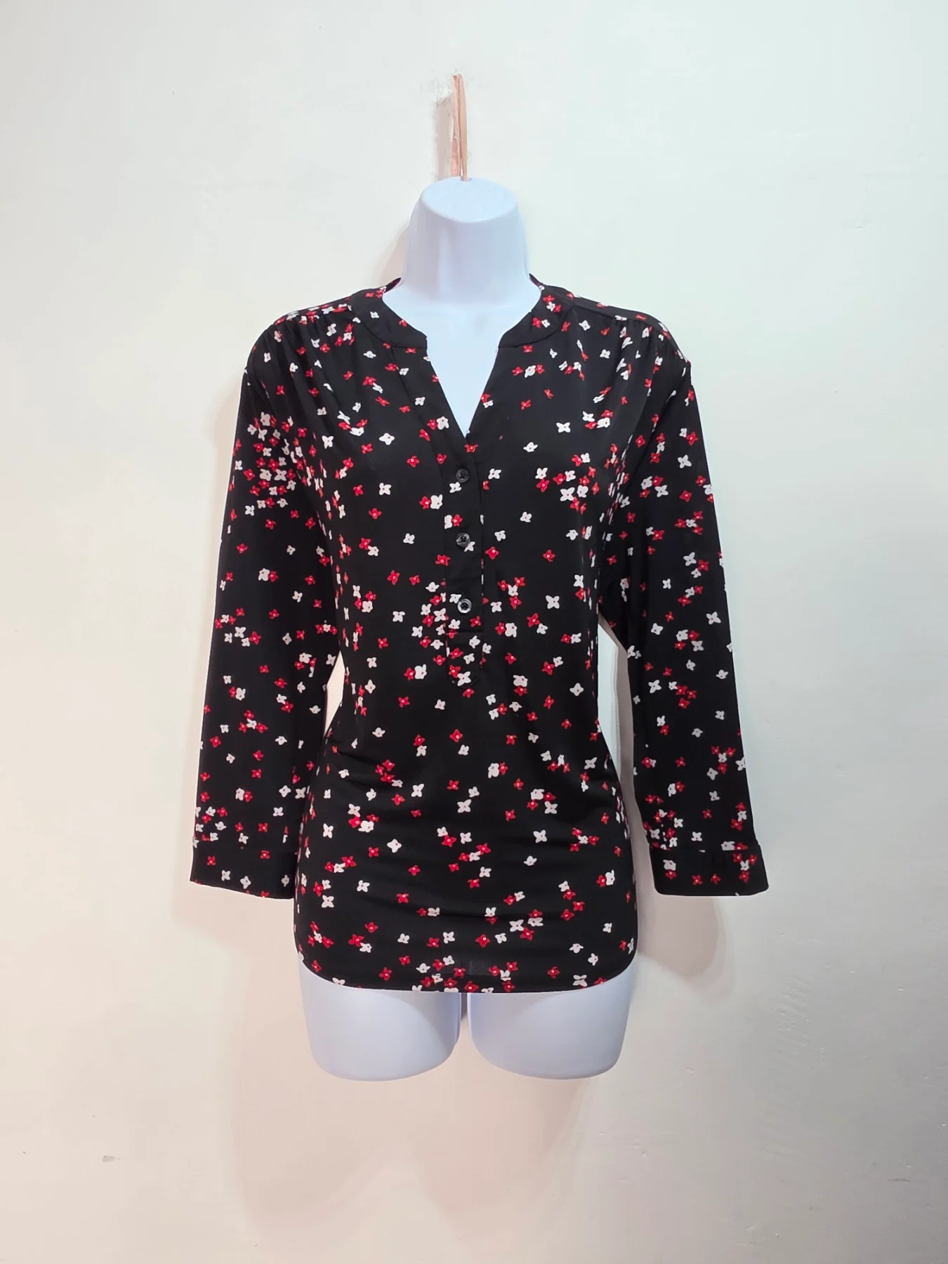 Dusk Blouse UK 10 Black Red White Floral V Neck Long Sleeve Dip Hem Top